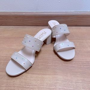 Cream sandals with colorful ornaments size 8